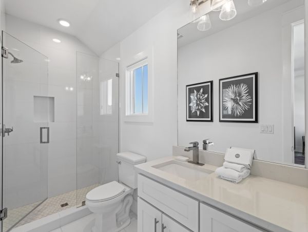 Elegant Vacation Rental with 7 Bedrooms & 2 Block to Beach