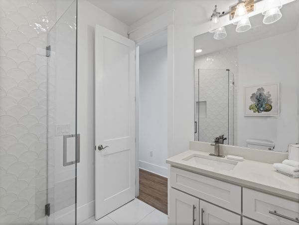 Elegant Vacation Rental with 7 Bedrooms & 2 Block to Beach