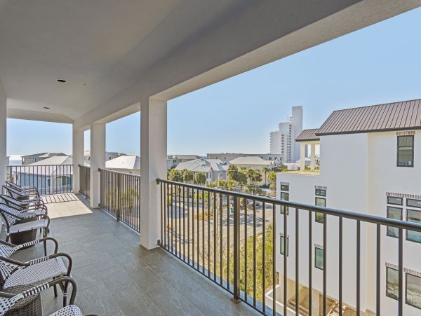 Elegant Vacation Rental with 7 Bedrooms & 2 Block to Beach