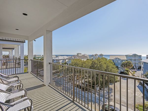 Elegant Vacation Rental with 7 Bedrooms & 2 Block to Beach