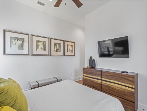 Elegant Vacation Rental with 7 Bedrooms & 2 Block to Beach