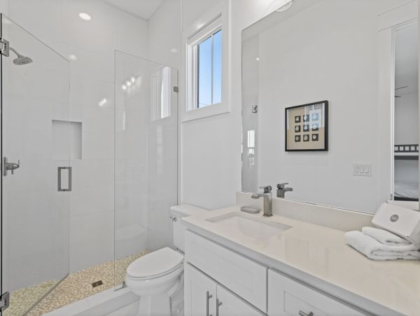 Elegant Vacation Rental with 7 Bedrooms & 2 Block to Beach