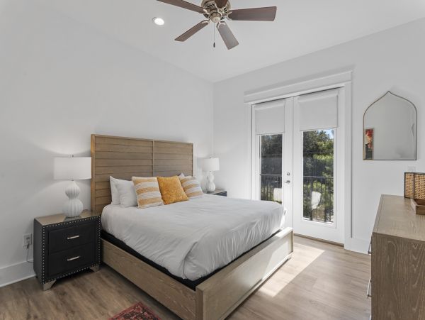 Elegant Vacation Rental with 7 Bedrooms & 2 Block to Beach
