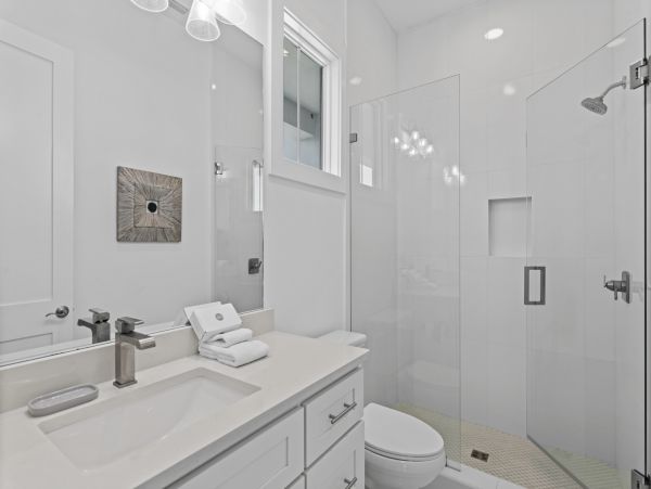 Elegant Vacation Rental with 7 Bedrooms & 2 Block to Beach