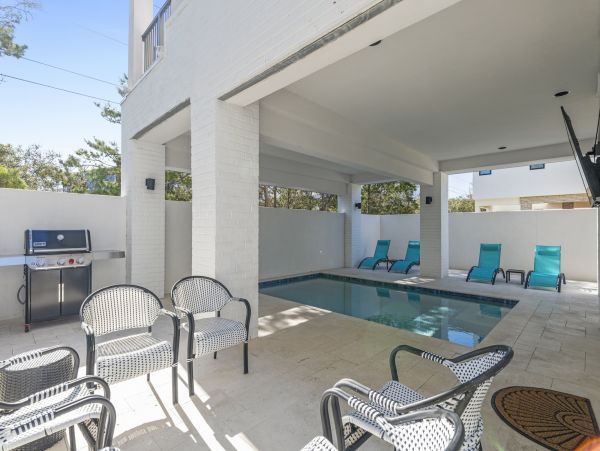 Elegant Vacation Rental with 7 Bedrooms & 2 Block to Beach