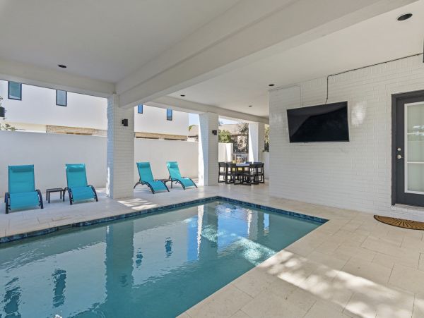 Elegant Vacation Rental with 7 Bedrooms & 2 Block to Beach