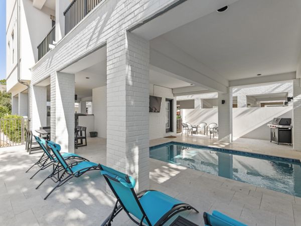 Elegant Vacation Rental with 7 Bedrooms & 2 Block to Beach