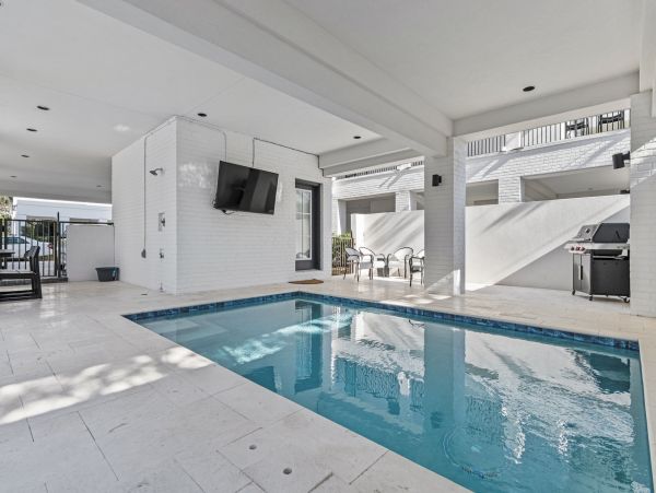 Elegant Vacation Rental with 7 Bedrooms & 2 Block to Beach
