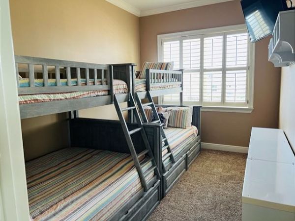Beautiful Navarre Four Bedroom Vacation home Right on the Beach