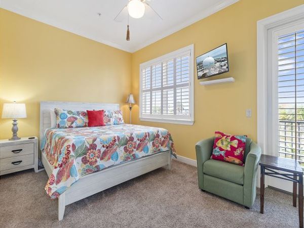 Beautiful Navarre Four Bedroom Vacation home Right on the Beach