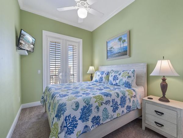 Beautiful Navarre Four Bedroom Vacation home Right on the Beach