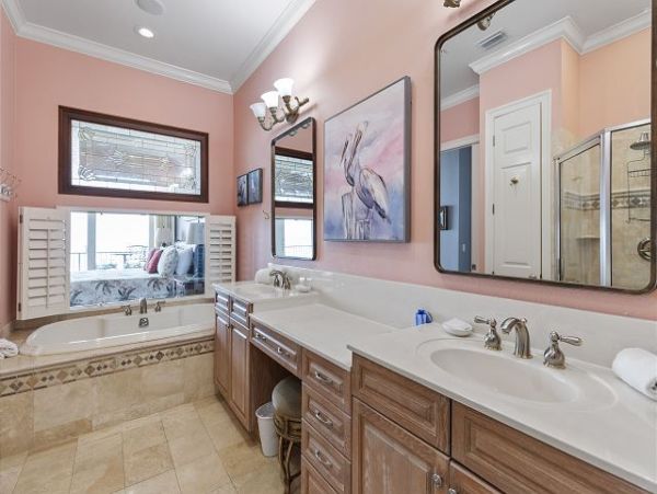 Beautiful Navarre Four Bedroom Vacation home Right on the Beach