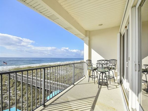 Beautiful Navarre Four Bedroom Vacation home Right on the Beach