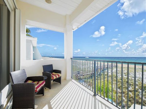 Beautiful Navarre Four Bedroom Vacation home Right on the Beach