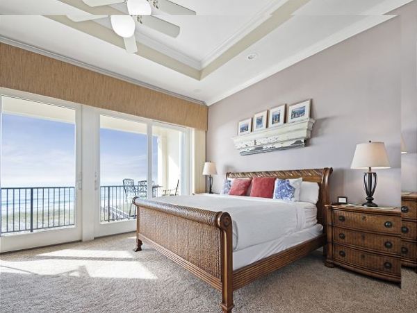 Beautiful Navarre Four Bedroom Vacation home Right on the Beach