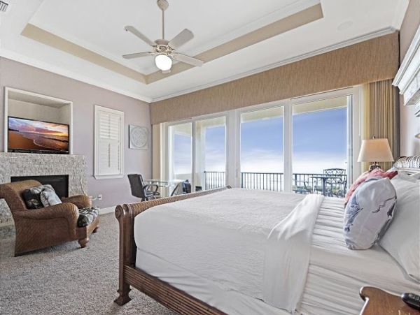 Beautiful Navarre Four Bedroom Vacation home Right on the Beach