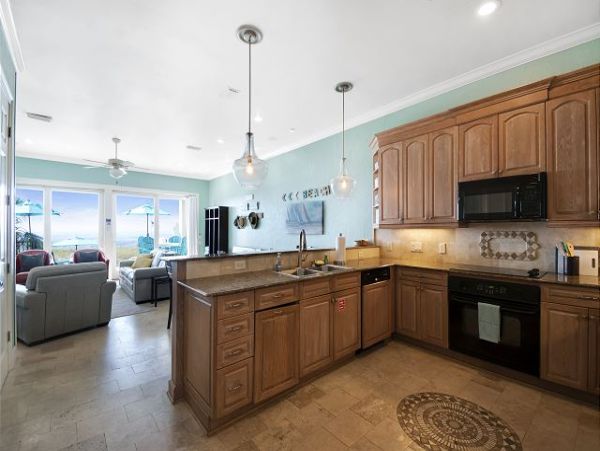 Beautiful Navarre Four Bedroom Vacation home Right on the Beach