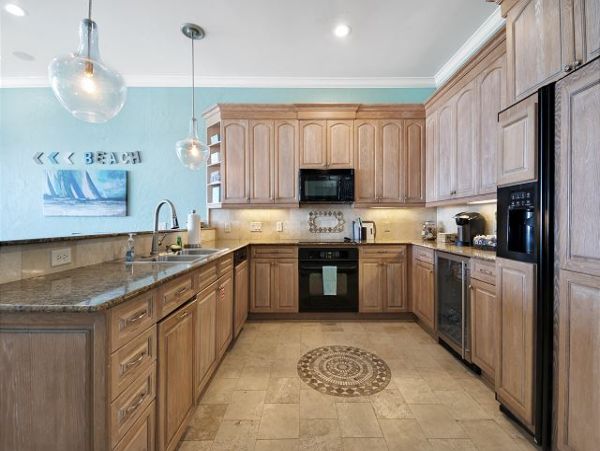 Beautiful Navarre Four Bedroom Vacation home Right on the Beach