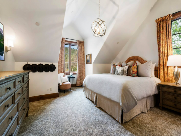 Luxury Vacation Rental with 6 Bedrooms & Great Amenities