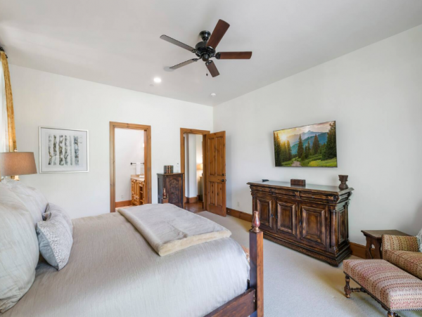 Luxury Vacation Rental with 6 Bedrooms & Great Amenities