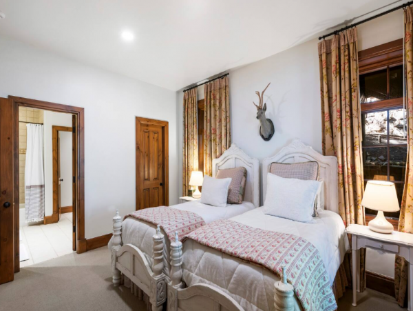 Luxury Vacation Rental with 6 Bedrooms & Great Amenities