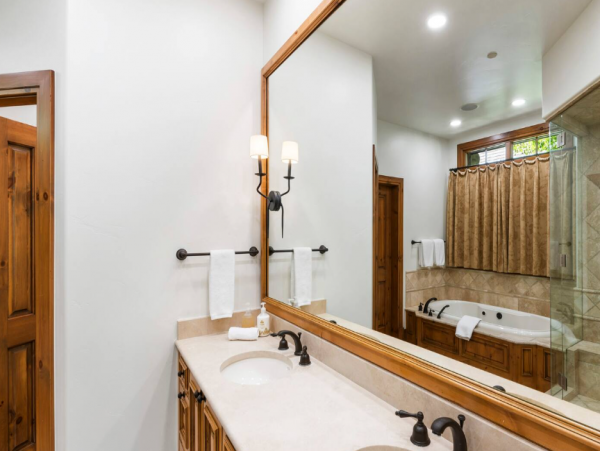 Luxury Vacation Rental with 6 Bedrooms & Great Amenities