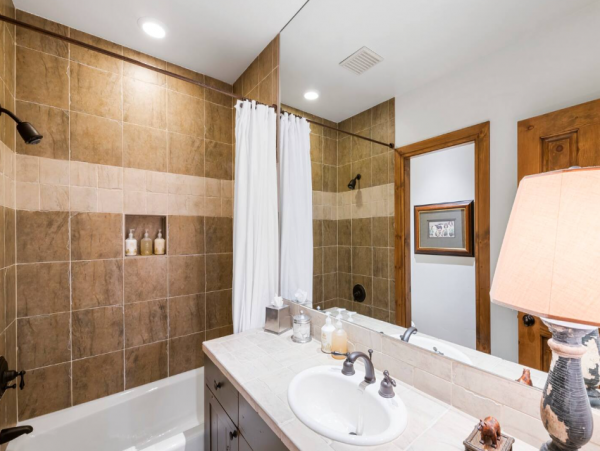 Luxury Vacation Rental with 6 Bedrooms & Great Amenities