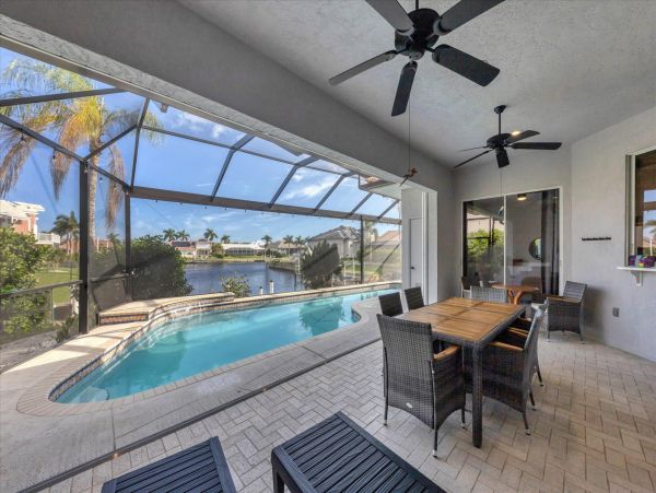 Beautiful Canal Vacation Getaway with Private Pool