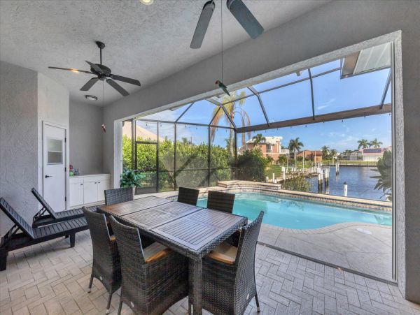 Beautiful Canal Vacation Getaway with Private Pool