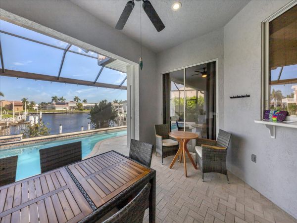 Beautiful Canal Vacation Getaway with Private Pool