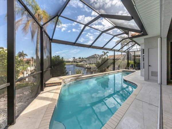 Beautiful Canal Vacation Getaway with Private Pool