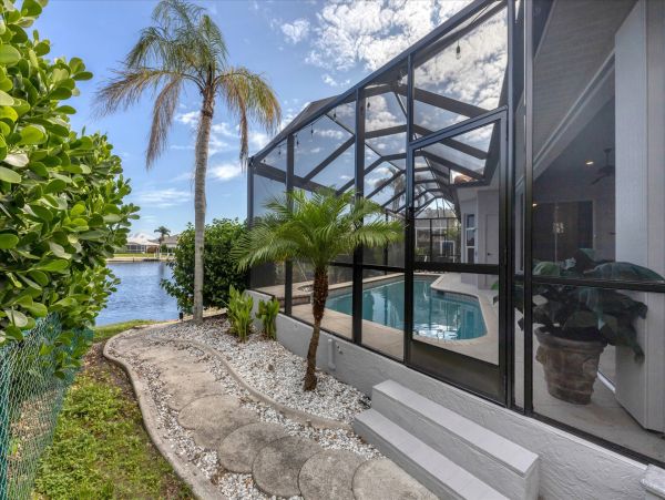 Beautiful Canal Vacation Getaway with Private Pool