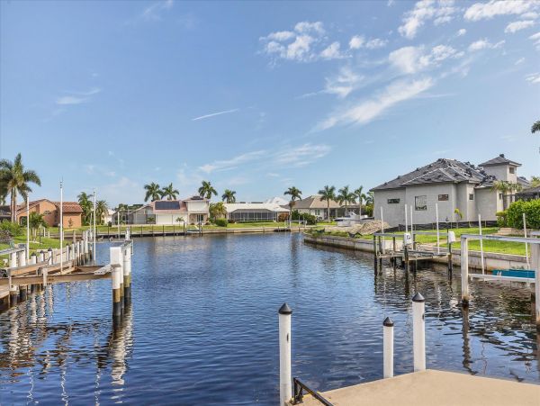 Beautiful Canal Vacation Getaway with Private Pool