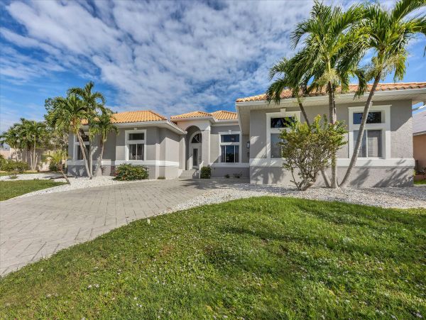 Beautiful Canal Vacation Getaway with Private Pool