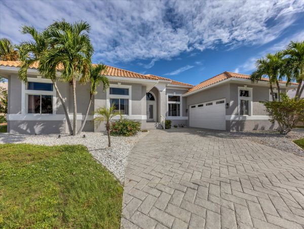 Beautiful Canal Vacation Getaway with Private Pool