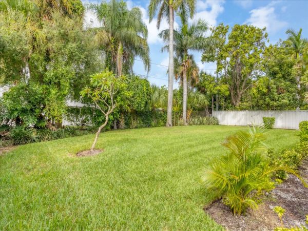 Charming Lido Key Retreat: Stylish 3-Bedroom Home with Pool & Beach Access
