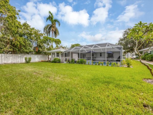 Charming Lido Key Retreat: Stylish 3-Bedroom Home with Pool & Beach Access