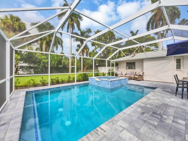 Charming Lido Key Retreat: Stylish 3-Bedroom Home with Pool & Beach Access