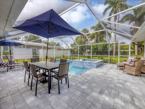 Charming Lido Key Retreat: Stylish 3-Bedroom Home with Pool & Beach Access