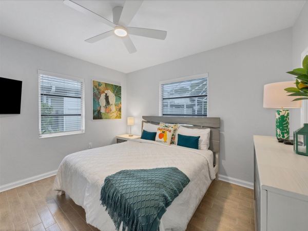 Charming Lido Key Retreat: Stylish 3-Bedroom Home with Pool & Beach Access