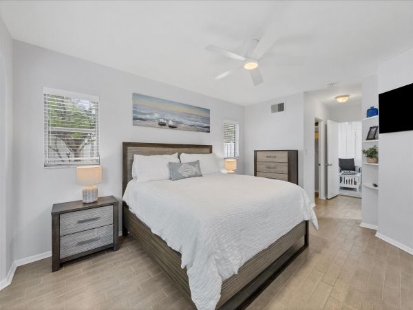 Charming Lido Key Retreat: Stylish 3-Bedroom Home with Pool & Beach Access