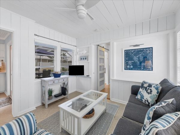 Charming Lido Key Retreat: Stylish 3-Bedroom Home with Pool & Beach Access