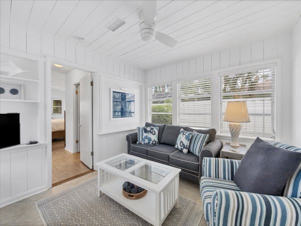 Charming Lido Key Retreat: Stylish 3-Bedroom Home with Pool & Beach Access