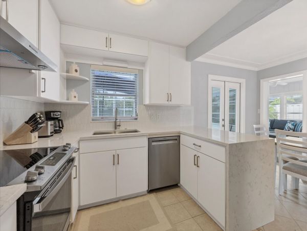 Charming Lido Key Retreat: Stylish 3-Bedroom Home with Pool & Beach Access
