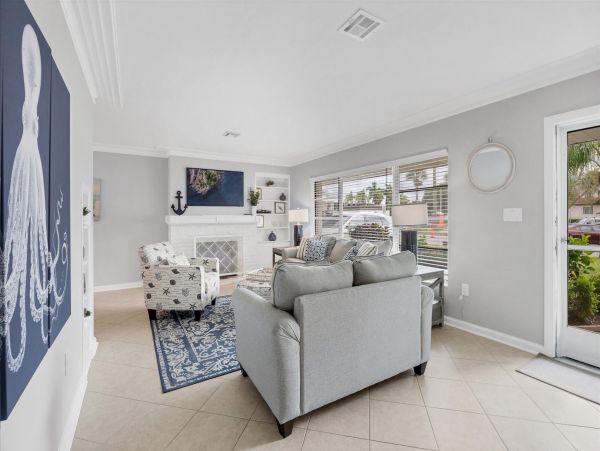 Charming Lido Key Retreat: Stylish 3-Bedroom Home with Pool & Beach Access