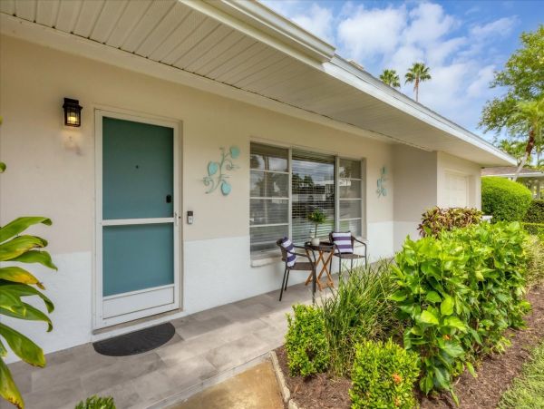 Charming Lido Key Retreat: Stylish 3-Bedroom Home with Pool & Beach Access