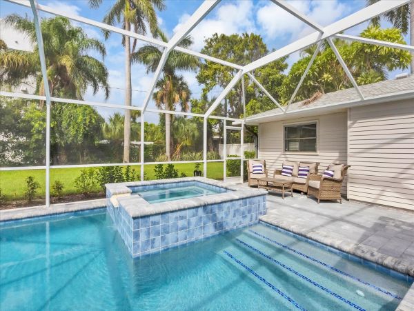 Charming Lido Key Retreat: Stylish 3-Bedroom Home with Pool & Beach Access
