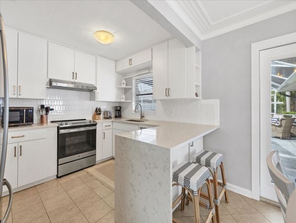 Charming Lido Key Retreat: Stylish 3-Bedroom Home with Pool & Beach Access