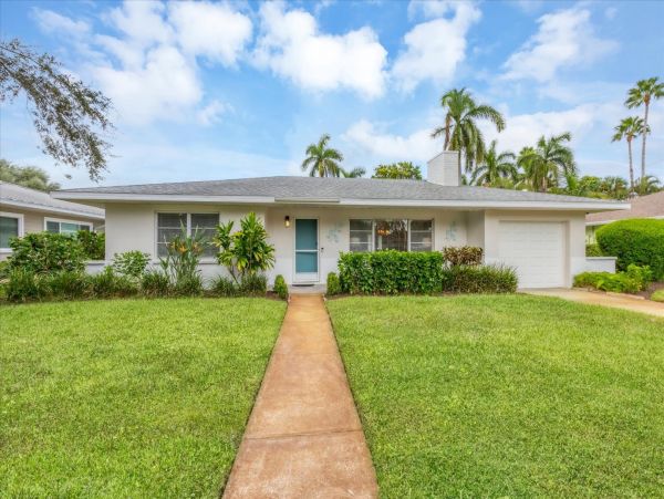 Charming Lido Key Retreat: Stylish 3-Bedroom Home with Pool & Beach Access