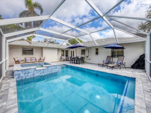 Charming Lido Key Retreat: Stylish 3-Bedroom Home with Pool & Beach Access
